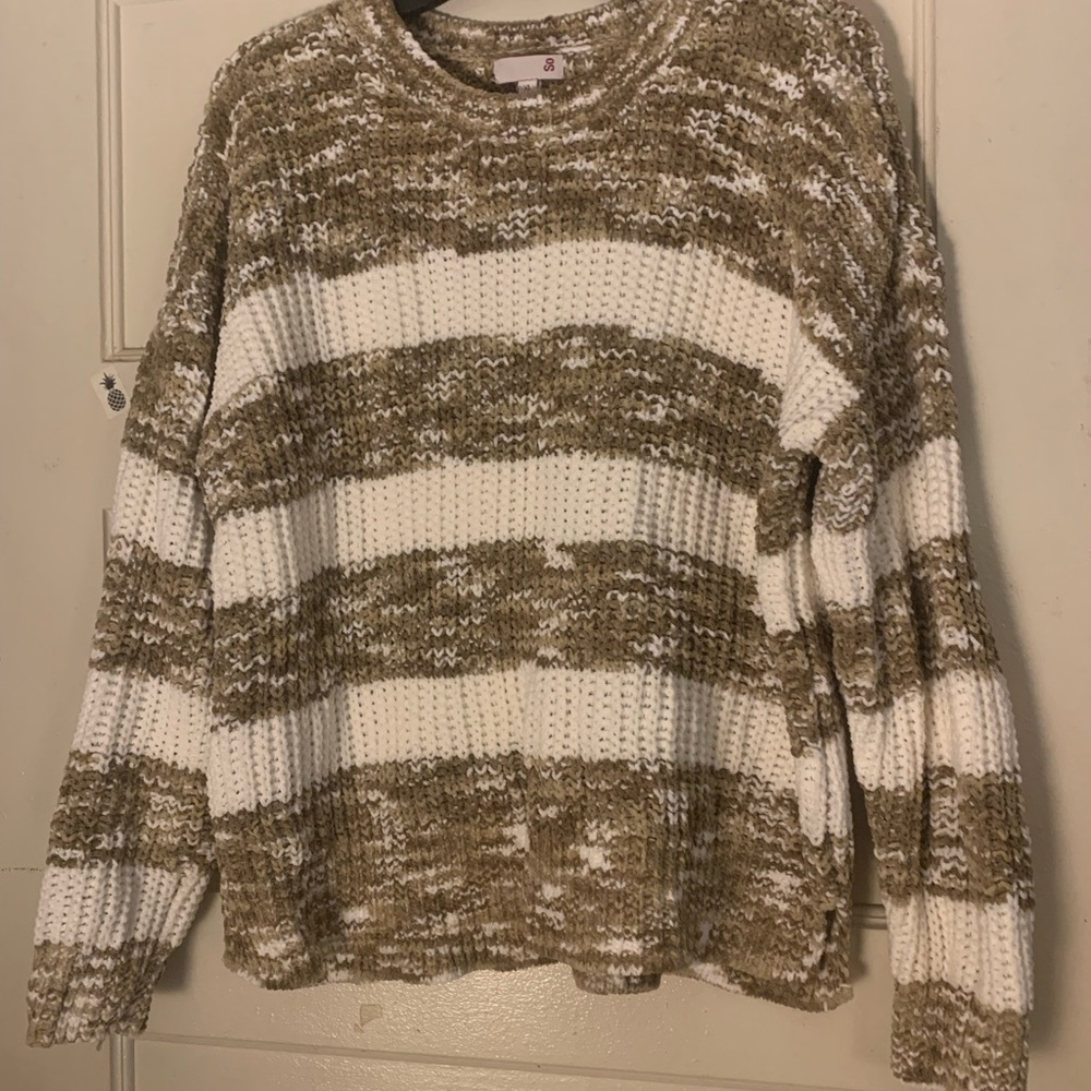 Knit material sweater , heavy material , very comfy